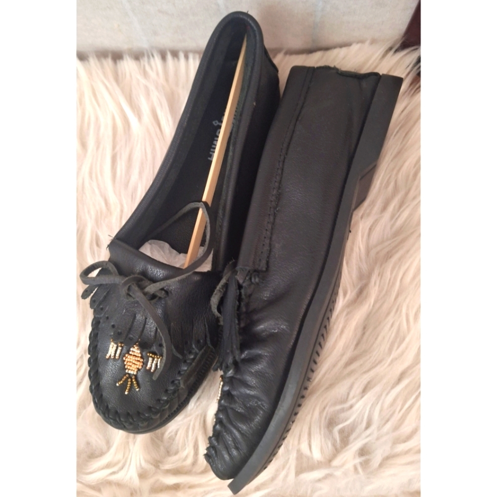 Minnetonka | Black Leather Tribal Beaded Bow Moccasin Shoe - Picture 3 of 14